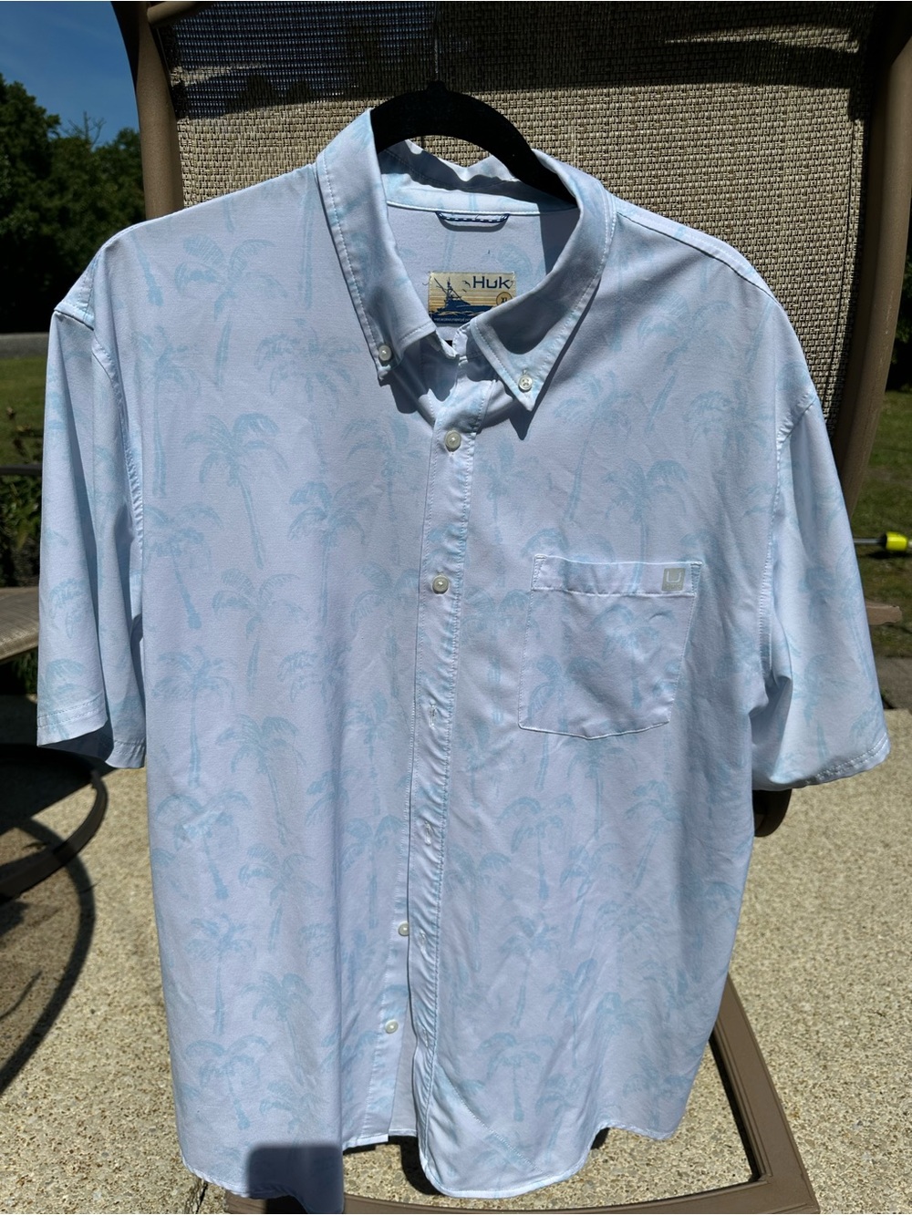 Huk Men’s Pale Blue Short-Sleeve Palm Tree Print Button-Down Lightweight Shirt